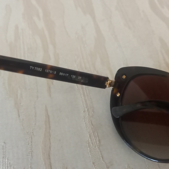 Tory Burch sunglasses with gucci case - Picture 5 of 10